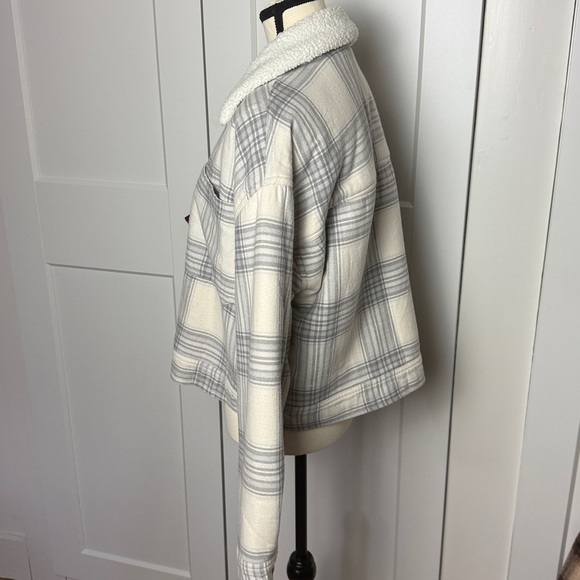 Aerie Cropped Sherpa Lined Shacket grey & white plaid medium snap button front - Picture 6 of 13